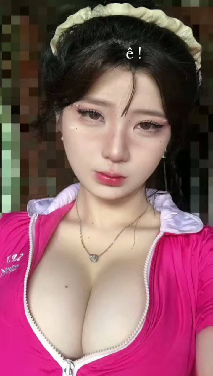 Người đẹp mảnh mai trong bộ sườn xám được khen ngợi có ngoại hình giống Mạc Hy Vỹ đang tham gia dịch vụ hẹn hò trả phí. Bạn không thể biết từ dáng người nhỏ nhắn của cô ấy rằng cô ấy rất dâm đãng và đam mê trên giường, và cô ấy sắp làm hỏng cái "cô bé" của mình...